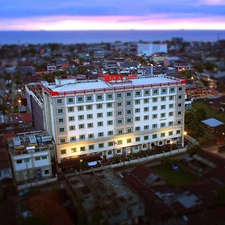 Rocky Plaza Hotel Padang Exterior foto