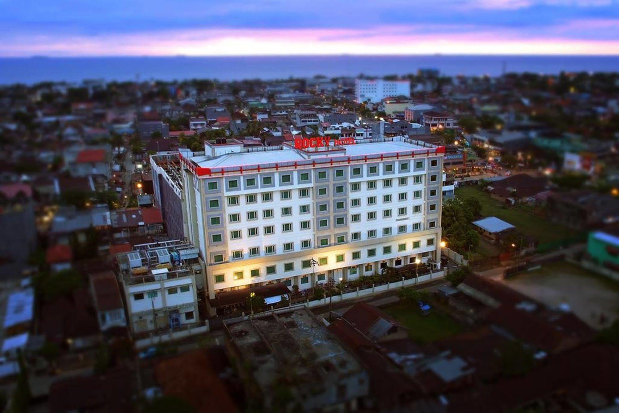 Rocky Plaza Hotel Padang Exterior foto